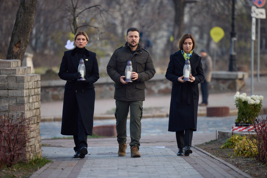 Володимир та Олена Зеленські разом із Президенткою Молдови вшанували пам’ять загиблих під час Революції Гідності